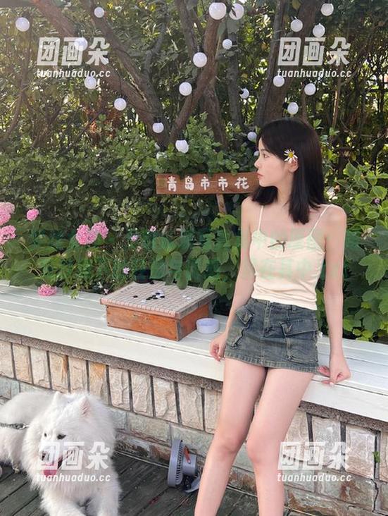 梦丝女神 - 灵唯泳装写真集中的原图：阳光沙滩下的轻盈与诱惑，尽在其中.txt