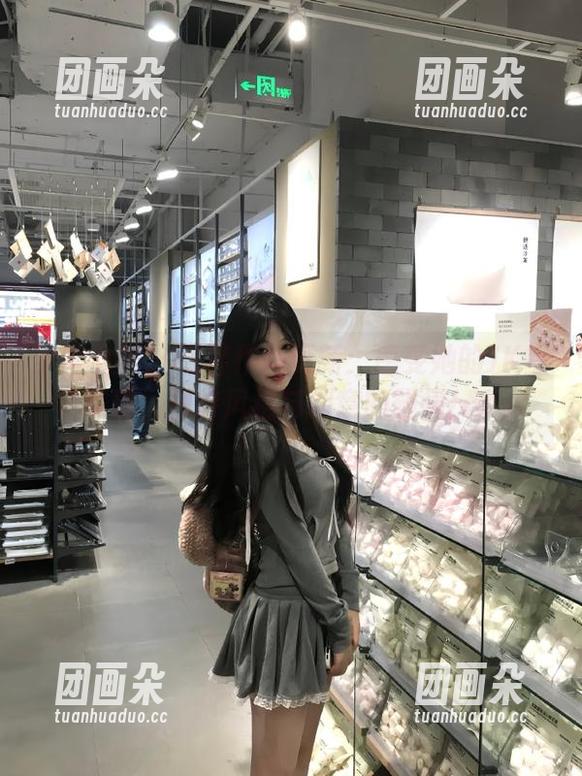梦丝女神 - 雪馨作品更新：感受她的JK室内写真，独特风格与创意的碰撞！.txt