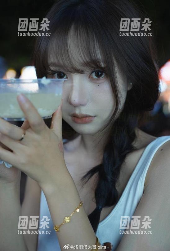 饱览洛丽塔大哥的油亮写真，照片中透露出的情感与故事无穷无尽.txt