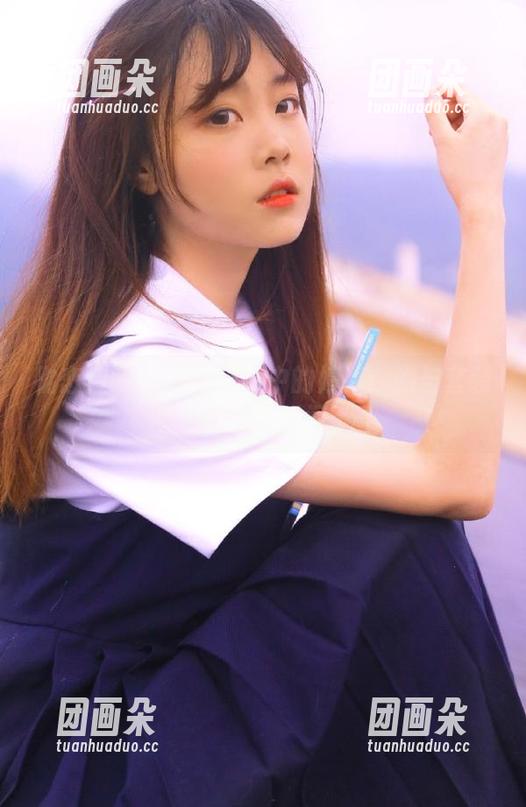 物恋传媒 - 私房写真中的婷婷：她与套装的绝妙搭配瞬间.txt