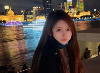 王羽杉在定制睡衣中的优雅写真，演绎舒适与时尚的完美融合.txt