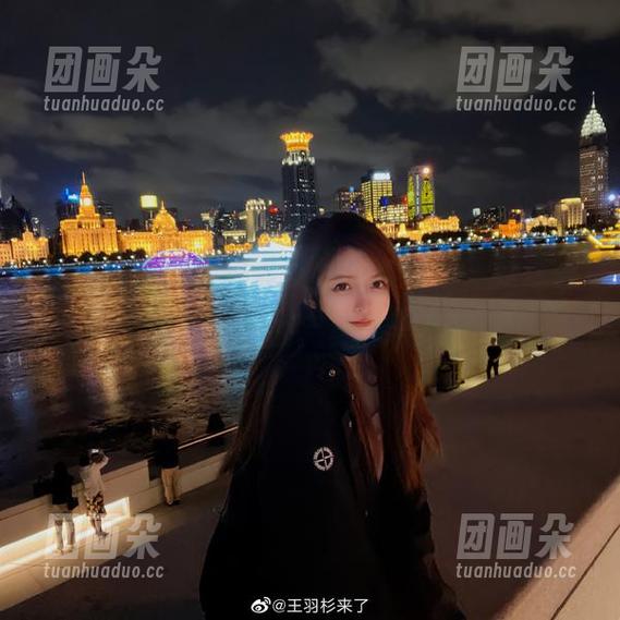 王羽杉 王羽杉在定制睡衣中的优雅写真,演绎舒适与时尚的完美融合.txt