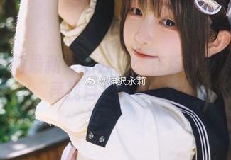 神沢永莉最新作品分享：在粉色格子裙中寻找自我风格.txt