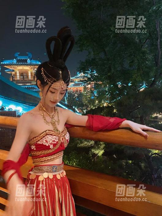 秀人网-樱桃小犊子 秀人网 - 摄影师镜头下的樱桃小犊子:摄入她的自拍写真瞬间.txt