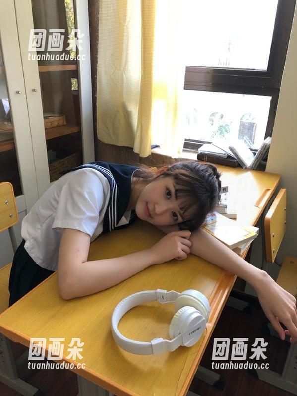 秀人网-王俪丁 秀人网 - 王俪丁泳装写真图包——打破常规,展现别样风采的性感之作.txt