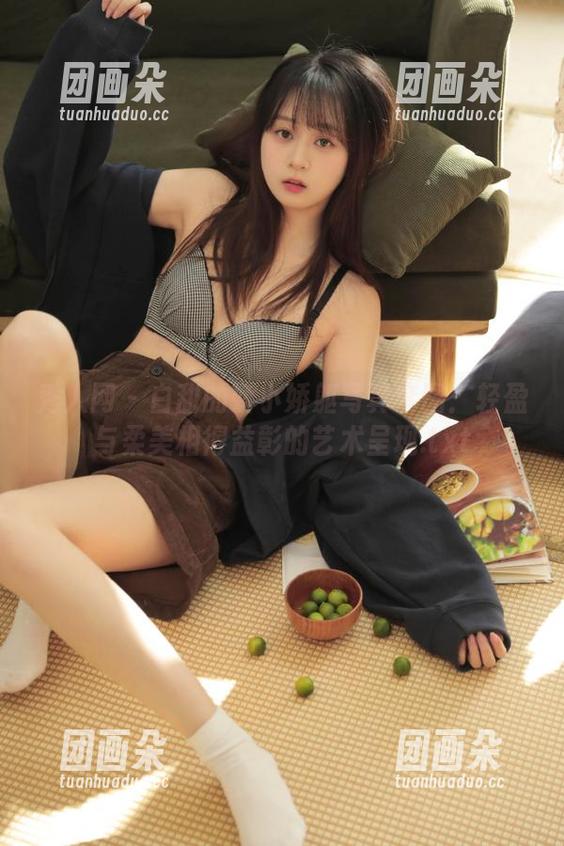 秀人网-白甜 秀人网 - 白甜的娇小娇躯写真套图:轻盈与柔美相得益彰的艺术呈现.txt