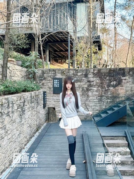 秀人网 - 绽放青春气息，糯美子mini与连体衣的美图，独特照片诠释简约时尚.txt