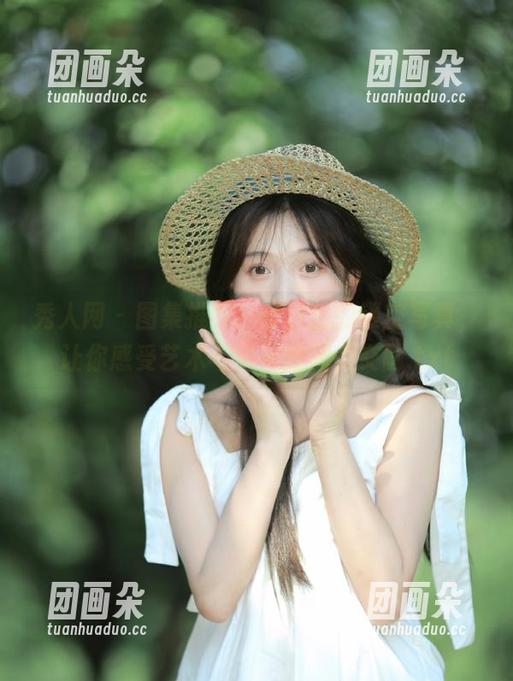 秀人网-萌白酱 秀人网 - 图集推荐:萌白酱的镂空写真,让你感受艺术与柔美的完美交融.txt
