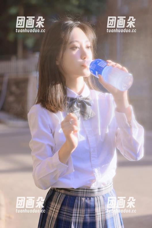 秀人网 - 谢小葱女友写真图包倾情发布，独家合集展现她的多样风格与魅力！.txt