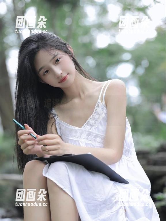 秀人网-谭小灵 秀人网 - 追逐粉色幻想:谭小灵写真图包中的轻松与幽默.txt