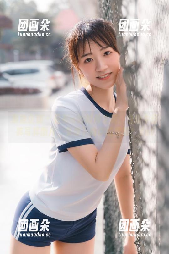 紧急企划 - 见希w的时尚之旅：白丝牛仔裤写真图片，免费下载你的灵感！.txt