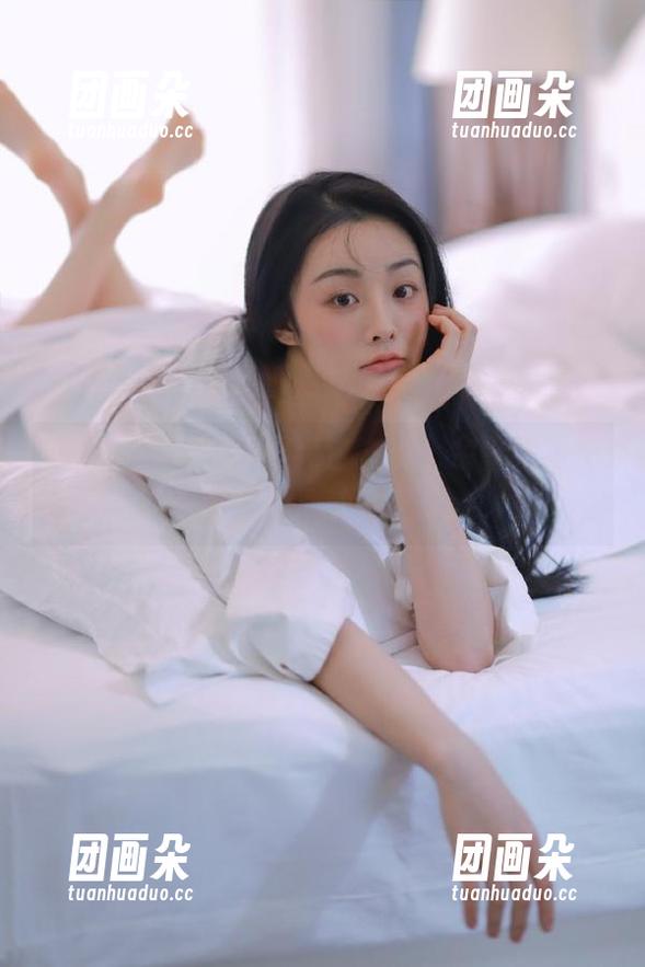 花漾show-余馨妍 花漾show - 捕捉纯白之韵,余馨妍写真美图让你心动不已.txt