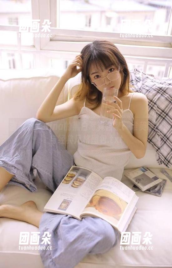 蜜桃社 - Gina的黑白写真合集：唯美瞬间与经典风格图包.txt
