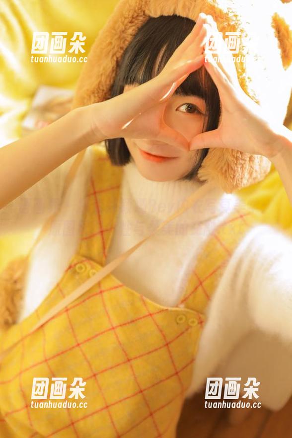 语画界-郑颖姗Bev 语画界 - 探索郑颖姗Bev内衣写真美学:原图展现个性与柔美的交融.txt