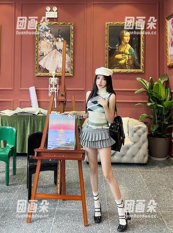 观看“过期米线线喵”亲密写真，年上女友的每张图片都在说爱！.txt