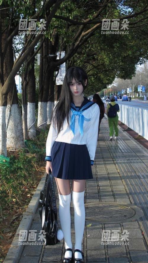 微密圈 - 最新发布的迷人的五姨太眼镜写真，照片背后的故事与情感.txt