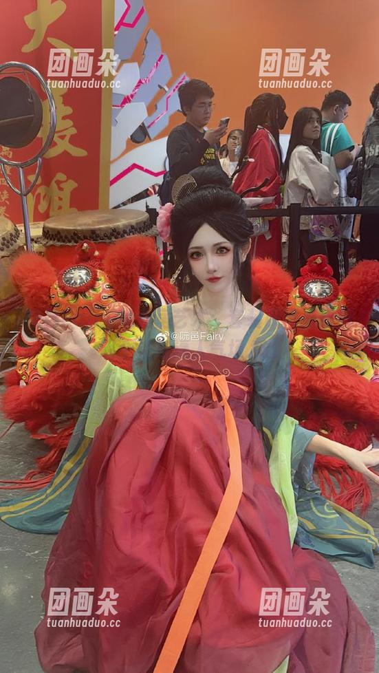 阮邑Fairy的私房艺术：套装原图呈现鲜明个性与逼人气场.txt