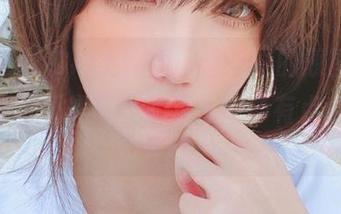 “阿薰kaOri女教师”图集中的原图，难道是课堂还是写真？这位教师有点意思！.txt