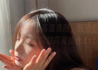 青水百合子破T恤高清美图，感受青春活力与个性时尚的完美结合.txt