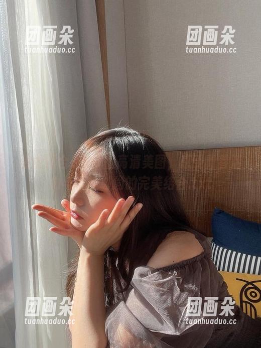 青水百合子破T恤高清美图，感受青春活力与个性时尚的完美结合.txt