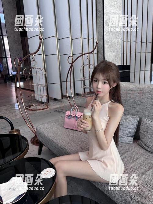 青豆客 - 捕捉光影，叶佳颐全套连体衣作品唤醒心灵中的美好记忆.txt