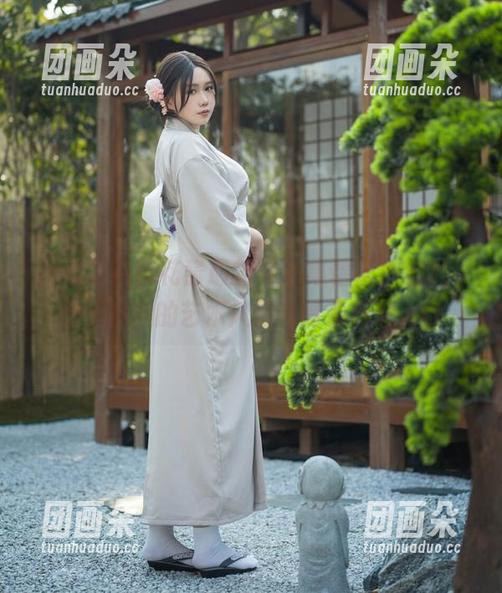 探访麻花麻花酱最新写真集碧蓝护士2，感受独特的艺术风格与青春气息.txt