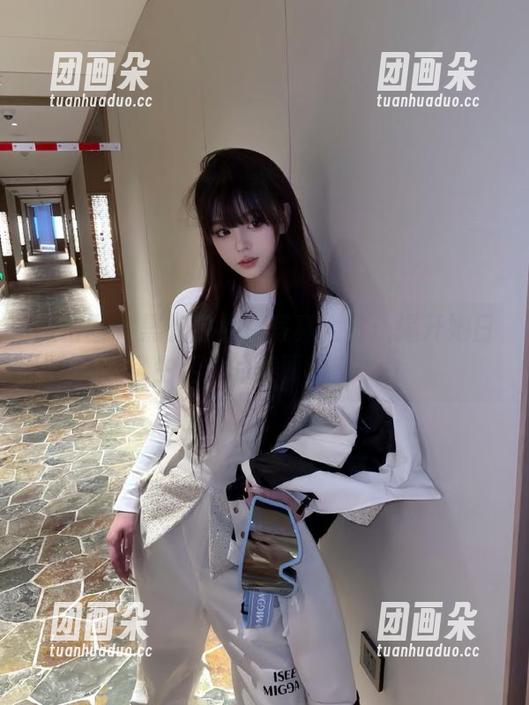 微密圈 - 黑饱宝最新写真大赏：揭开她日常生活中的美丽秘密.txt